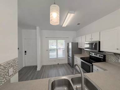 Main picture of 1921 Wayne St