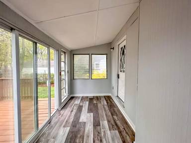 Main picture of 190 School St