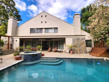 Main picture of 3 Oak Forest Ct