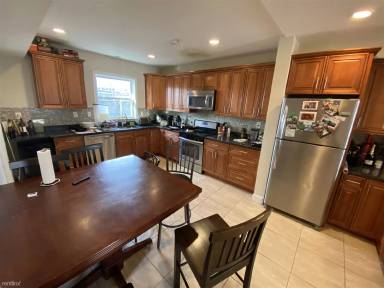 Main picture of 75 Linden St