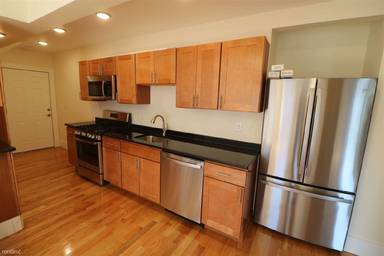 Main picture of 35 1/2 Clinton St