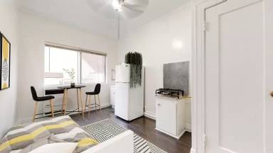 Main picture of 647 W 18th St