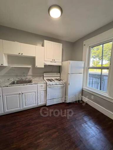 Main picture of 64 Hollis St