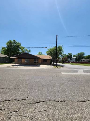 Main picture of 110 W 1st St
