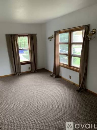Main picture of 211 W Messenger St