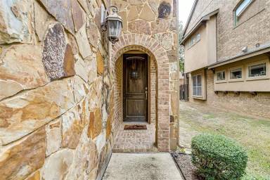 Main picture of 940 Brook Forest Ln