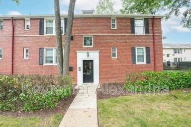 Main picture of 206 N George Mason Dr