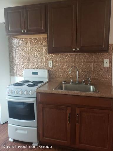Main picture of 909 W Adams St