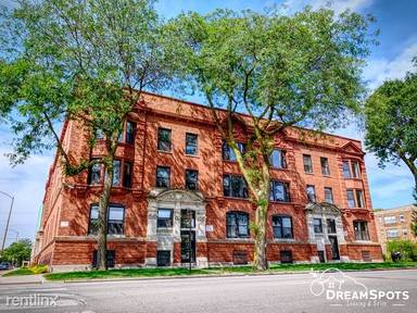 Main picture of 70 E 48th St