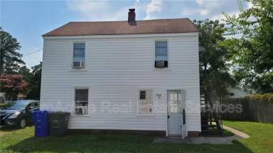 Main picture of 3625 S Warwick Cir