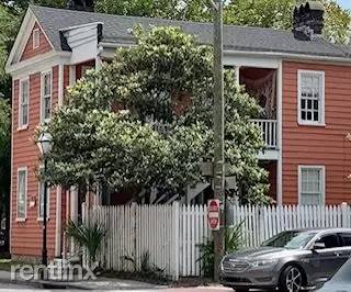 Main picture of 195 Spring St