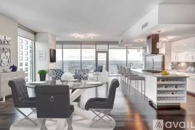 Main picture of 700 W 6th St