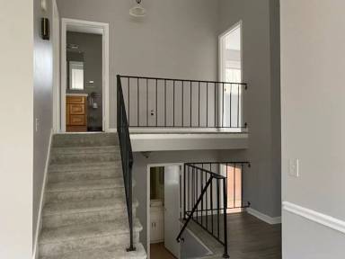 Main picture of 305 Lakeview Rdg W
