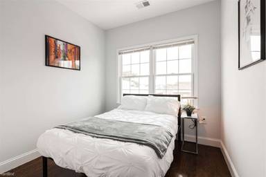 Main picture of Journal Square House