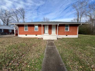 Main picture of 215 Hallbrook Dr
