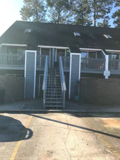 Main picture of 141 Colonial Cir