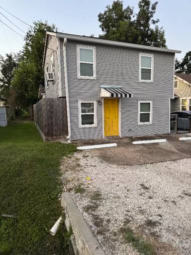 Main picture of 4601 1/2 Hain St