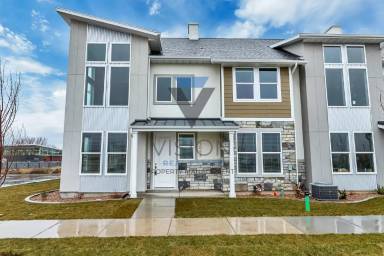 Main picture of 1044 S High Ridge Rd