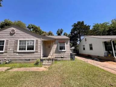 Main picture of 907 E 37th Pl
