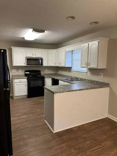 Main picture of 128 Colony Cir