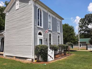 Main picture of 104 N Cedar St