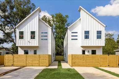 Main picture of 5529 Denmark St