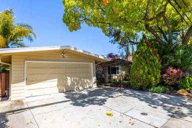 Main picture of 641 E Meadow Dr