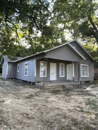Main picture of 301 W College St