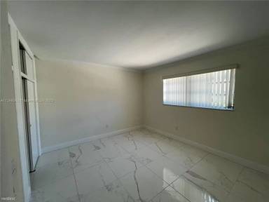 Main picture of 555 S Luna Ct