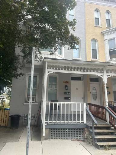 Main picture of 654 W King St