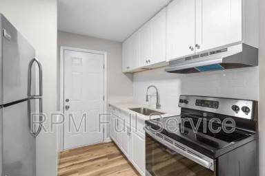 Main picture of 895 W Sharpe Ave