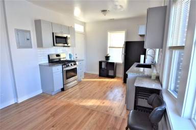 Main picture of 5600-10 N Western Ave