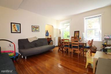 Main picture of 136 Pleasant St