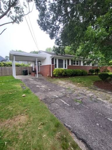Main picture of 5745 Leslie Ave