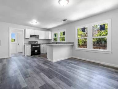 Main picture of 572 W Henderson Ave