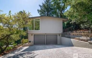 Main picture of 5 Oak Springs Dr