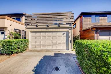 Main picture of 2425 Geranium St