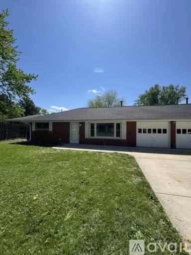 Main picture of 622 W Laclaire Ln