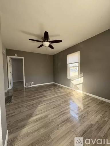 Main picture of 122 W 10th St N