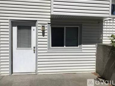 Main picture of 140 NW Robert St