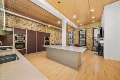 Main picture of 525 N Halsted St