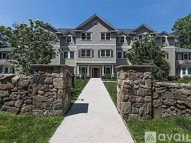 Main picture of 593 Main St
