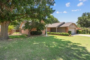 Main picture of 2302 NW Redwood Ln