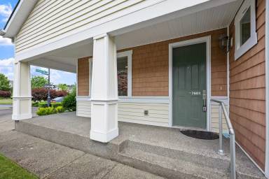 Main picture of 7601 Rushmore Way NE