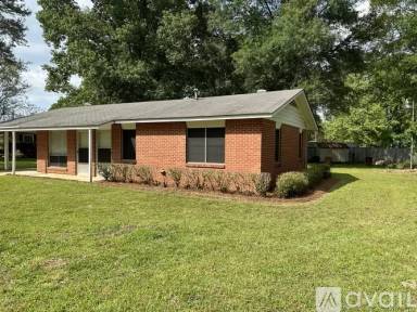 Main picture of 201 Pine Tree Ln