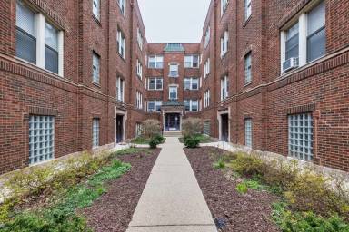 Main picture of 2448 W Addison St