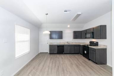Main picture of Oaks of Lakewood