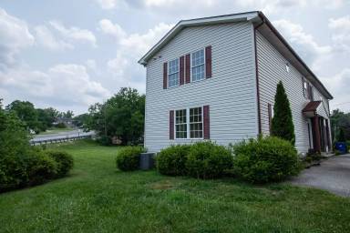 Main picture of 642 College St