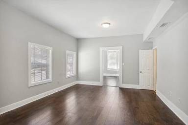 Main picture of 1002 W 44th St