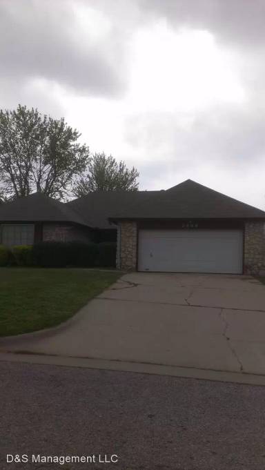 Main picture of 2400 Pinon Pl